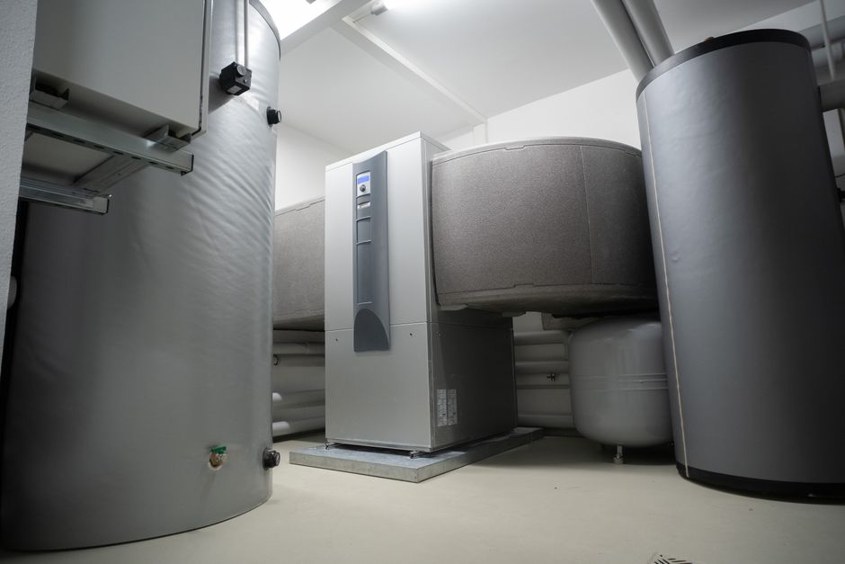 Industrielle Heizbänder zur Temperaturkontrolle in Rohrleitungen und Maschinen, flexibles und energieeffizientes Heizsystem.